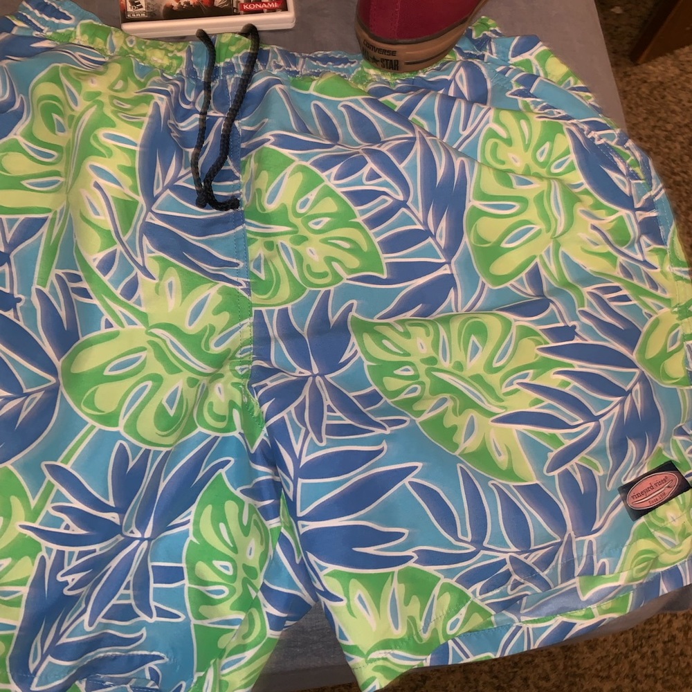 Men’s vineyard vines swim trunk!